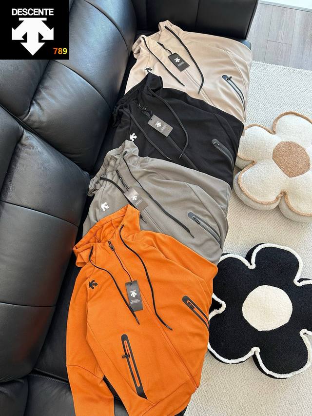 迪桑特秋季新品男士半拉链运动功能长袖T恤，纯色色系打造出极具特色与版型的上身效果，在日常，晨跑 ，健身，都可B1283穿着！同时在穿搭上 ，给予视觉休闲范 ！非