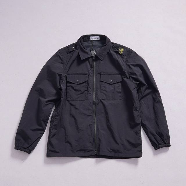 Stone Island 纳斯兰内里加绒网布夹克 还原岛家精髓的加绒网布夹克，6760元品质亲民入手，保暖与质感兼备！ 核心面料：定织定染Naslan纳斯兰尼龙