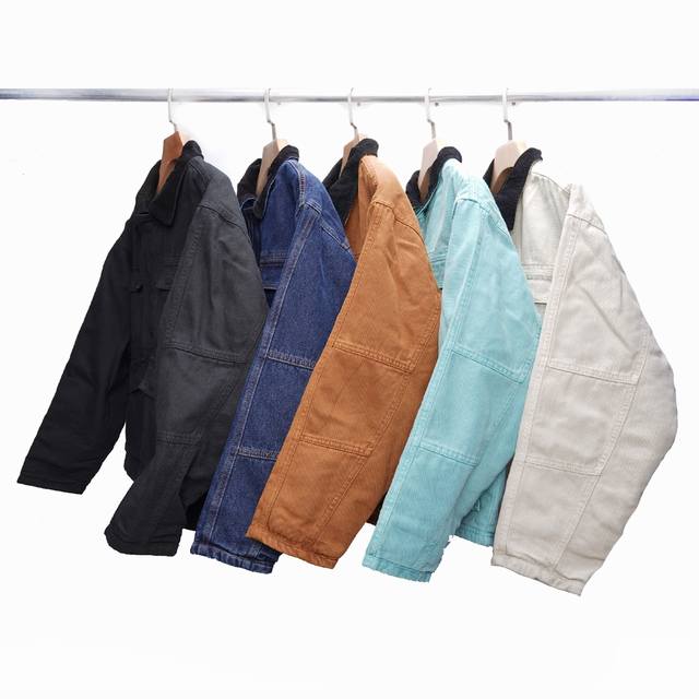 Stussy Fw23 假日系列成衣染色水洗做旧灯芯绒翻领工装夹克棉服 一件兼具复古做旧质感与街头潮流属性的工装夹克，加棉厚实适配春秋，是Stussy爱好者必入