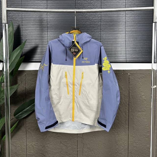 特价 Xl30 不退换 款号：Dj1 顶级溢胶版本带搜救器 - Arcteryx始祖鸟Alpha Sv Lny蛇年限定: 众所周知每年始祖鸟都会以十二生肖为思路