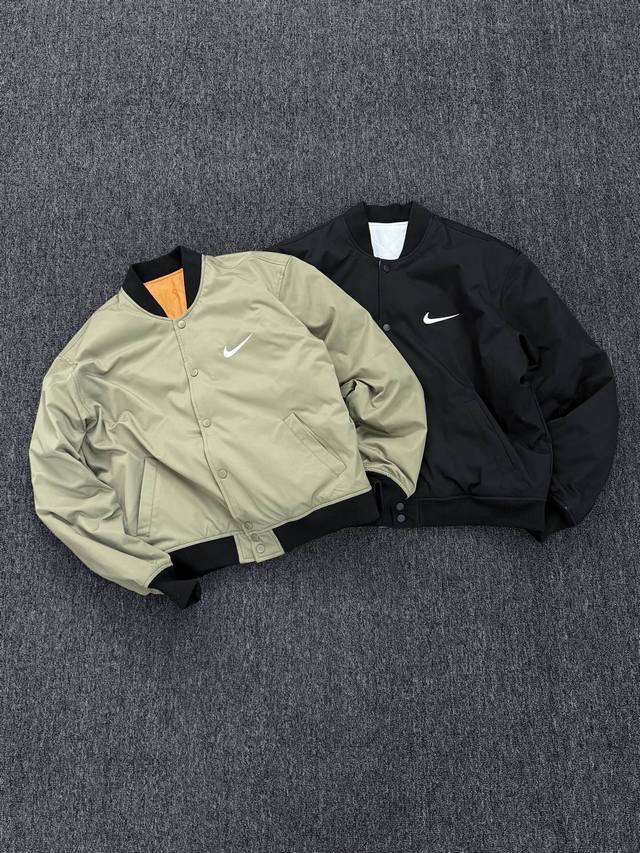 Nk X Stussy 联名刺绣双面穿立领棉衣夹克 一件碾压市面廉价款的联名双面穿夹克，22年经典复刻！ 核心优势：1:1还原原版，进口田岛绣花机做刺绣 精致立