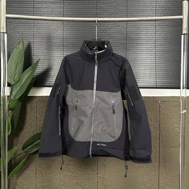 特价 黑色全 白色L Xl 不退换 款号：Dj1 Arc'teryx System_A系列 始祖鸟 胶囊系列尼龙防水硬壳冲锋衣 始祖鸟防水防风立领连帽夹克冲锋衣