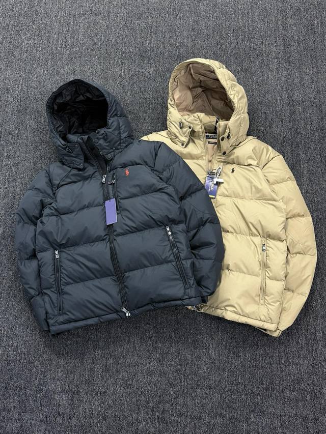 拉夫 纯色可脱卸帽双向拉链羽绒服 一件兼具强保暖性与高实用性的羽绒服，可脱卸帽设计灵活适配场景，美式复古风格适配多人群！ 核心面料：采用哑光尼龙塔夫绸，触感细腻