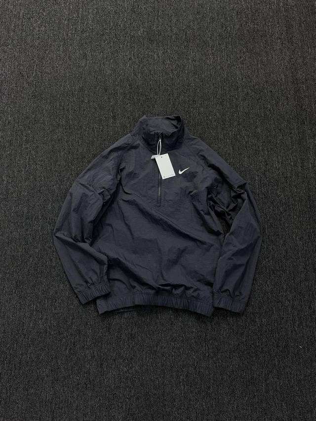 Stussy X Nk 长袖训练美式复古夹克 一件兼具防风雨实用性与复古潮流感的联名夹克，街头风格鲜明，日常出街、轻度运动都适配！ 核心面料：采用轻质尼龙面料，