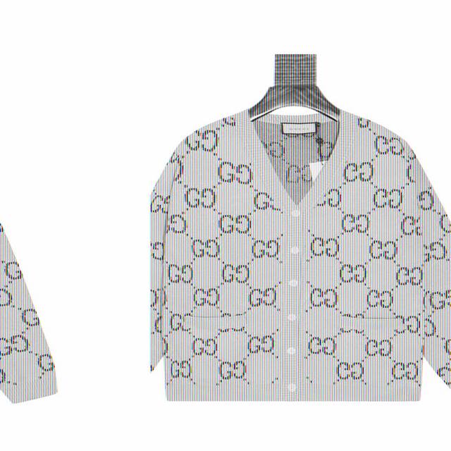 古驰 Gucci Logo提花开衫针织毛衣 这是意大利奢侈品牌古驰 Gucci 的一款针织开衫，设计特点如下： 品牌标识设计：满幅采用品牌标志性的双G图案，以深