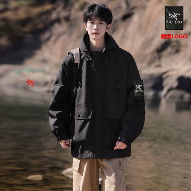 刺绣Logo 始祖鸟系列，海外秋季限定全新系列连帽冲锋衣防风连帽夹克外套连帽外套。 : 拼接风经典 诠释个性的涂鸦卡通潮流风格 街头风格的百搭实穿单品 一件应万