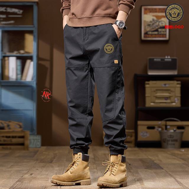 加绒+10 国际顶级奢侈品牌范思哲Versace 新款原宿休闲工装裤休闲裤潮牌纯棉口袋拉链装饰松紧带舒适运动裤长裤。原版一比一五金Logo。 老渠道精品推荐，吊