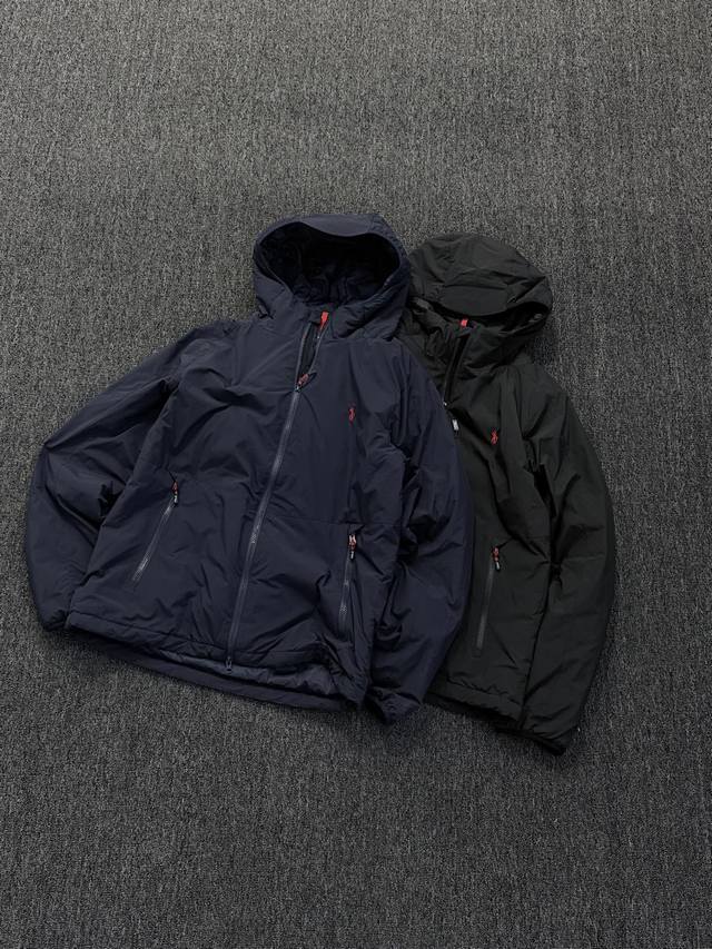 男款 拉夫纯色小马刺绣连帽夹克外套 一件兼具丝绸质感与科技保暖的连帽夹克，细节精致且版型合身，秋冬日常、轻户外场景都适配！ 核心面料：大身采用与原版一致的20D