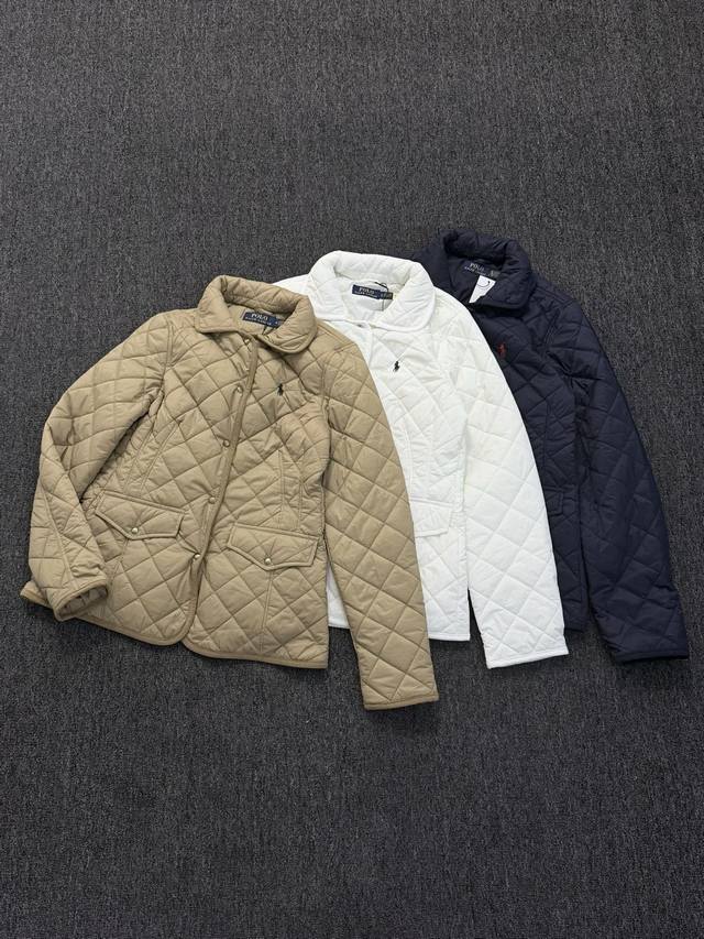 拉夫纯色小马女款夹克外套 一件兼具轻薄保暖与精致质感的女款夹克，去年热卖款复刻升级，日常通勤、轻户外都适配！ 核心面料：大身采用与原版一致的20D 100%尼龙