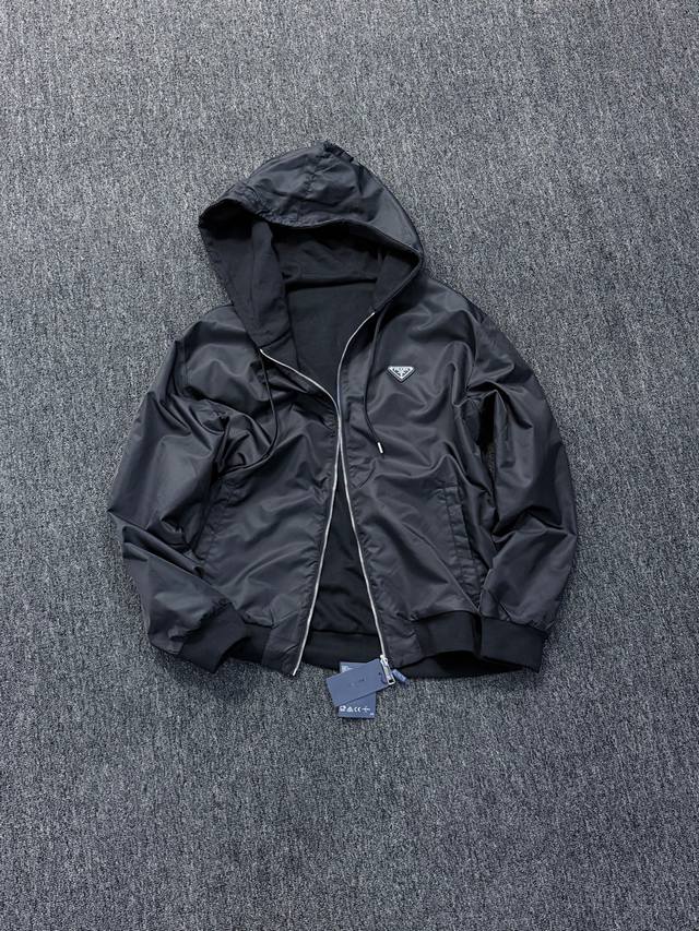 Prada 双面穿 棉 再生尼龙 夹克卫衣 一件兼具双面穿实用性与大牌高级感的夹克卫衣，正反双材质+原厂细节，轻松适配多场景穿搭！ 核心面料：正面为订做尼龙+涂