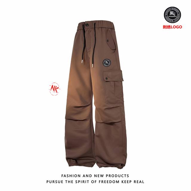 刺绣Logo 巴宝莉Burberry经典Logo三防复合冲锋裤男春季裤子。 老渠道精品推荐2025一款绝杀的机能伞兵裤工装裤潮流宽松直筒休闲裤哦！女生也能Get