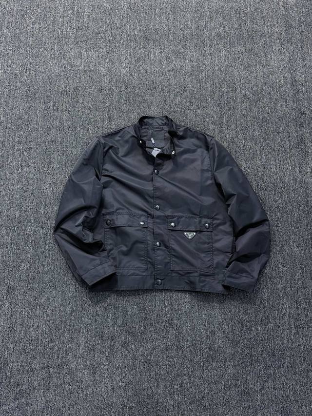 Ss25 Prada Re-Nylon 尼龙再生夹克 一件还原高定质感的奢华再生尼龙夹克，兼顾环保材质与大牌格调，日常出街、通勤都能彰显高级感！ 核心面料：采用
