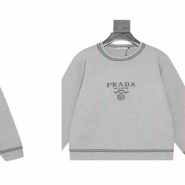 普拉达 Prada 提花Logo圆领针织毛衣 品牌标识设计：左胸位置以白色呈现品牌名称“Prada”及“Milano”字样，搭配品牌标志性的徽标图案，简洁且极具