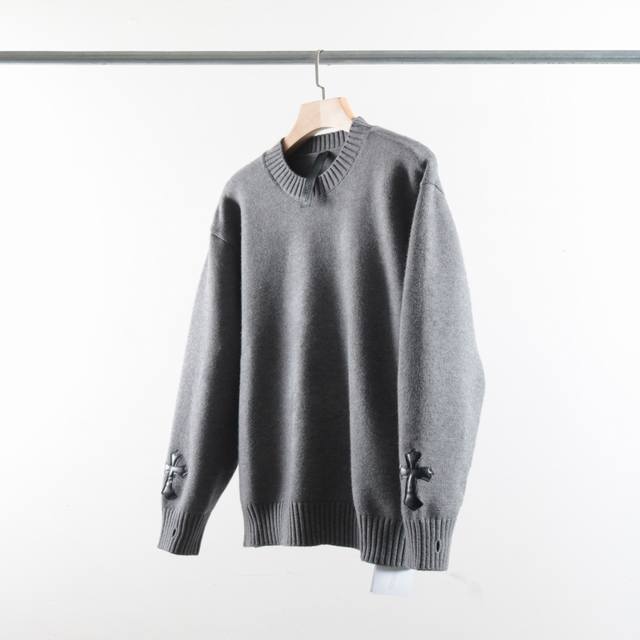 秋冬新款Ch男女同款袖口十字架皮标刺绣立体嵌花套头毛衣 一件兼具高级羊毛质感与潮流设计感的套头毛衣，秋冬单穿内搭皆可，轻松穿出街头时髦格调！ 核心面料：精选定织