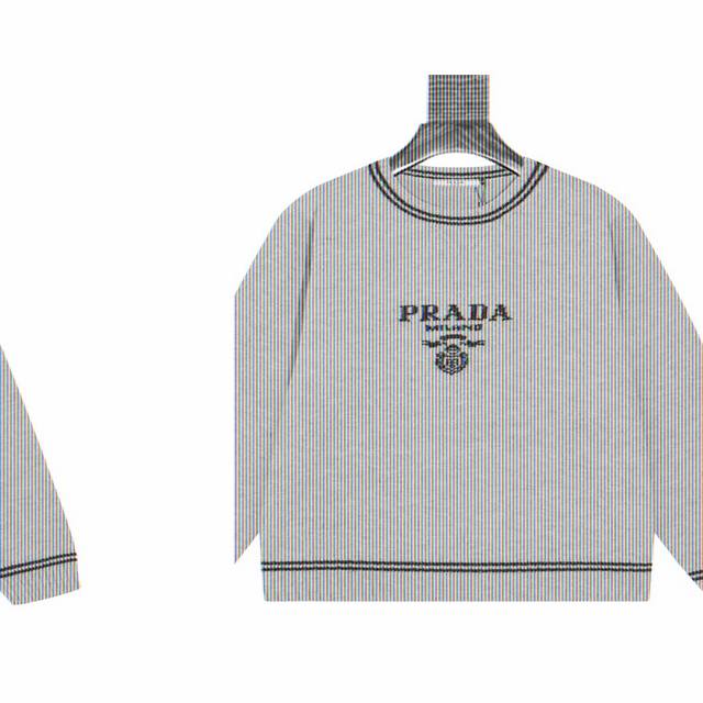 普拉达 Prada 提花Logo圆领针织毛衣 品牌标识设计：左胸位置以白色呈现品牌名称“Prada”及“Milano”字样，搭配品牌标志性的徽标图案，简洁且极具