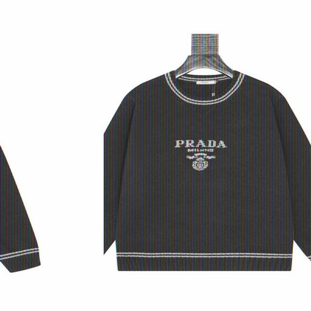 普拉达 Prada 提花Logo圆领针织毛衣 品牌标识设计：左胸位置以白色呈现品牌名称“Prada”及“Milano”字样，搭配品牌标志性的徽标图案，简洁且极具
