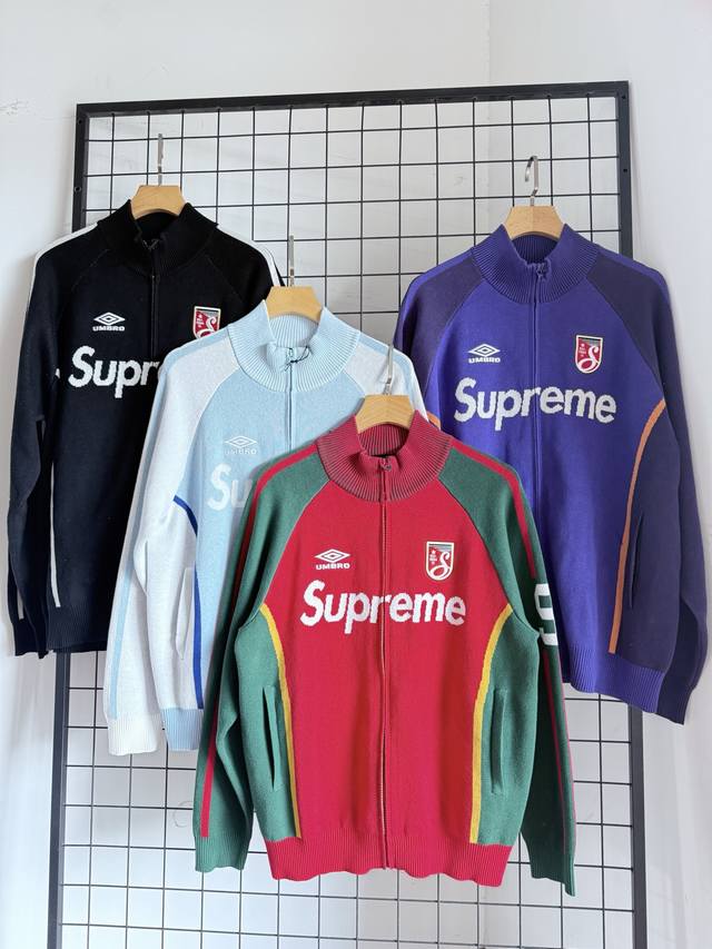 Superme Umbro 联名款 拉链开合毛衣 一件兼具联名潮流属性与保暖实穿性的拉链毛衣，日常出街、休闲场景都适配，轻松彰显个性！ 核心面料：未提及具体面料