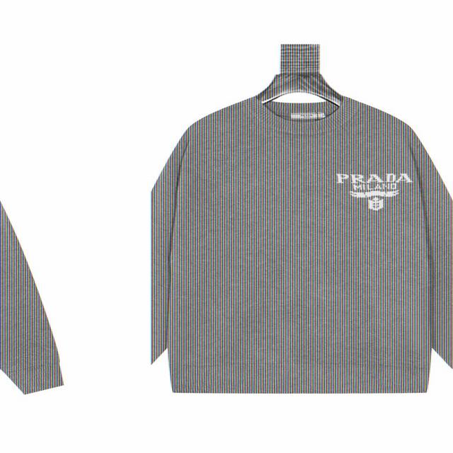 普拉达 Prada 提花Logo圆领针织毛衣 品牌标识设计：左胸位置以白色呈现品牌名称“Prada”及“Milano”字样，搭配品牌标志性的徽标图案，简洁且极具