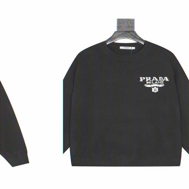 普拉达 Prada 提花Logo圆领针织毛衣 品牌标识设计：左胸位置以白色呈现品牌名称“Prada”及“Milano”字样，搭配品牌标志性的徽标图案，简洁且极具