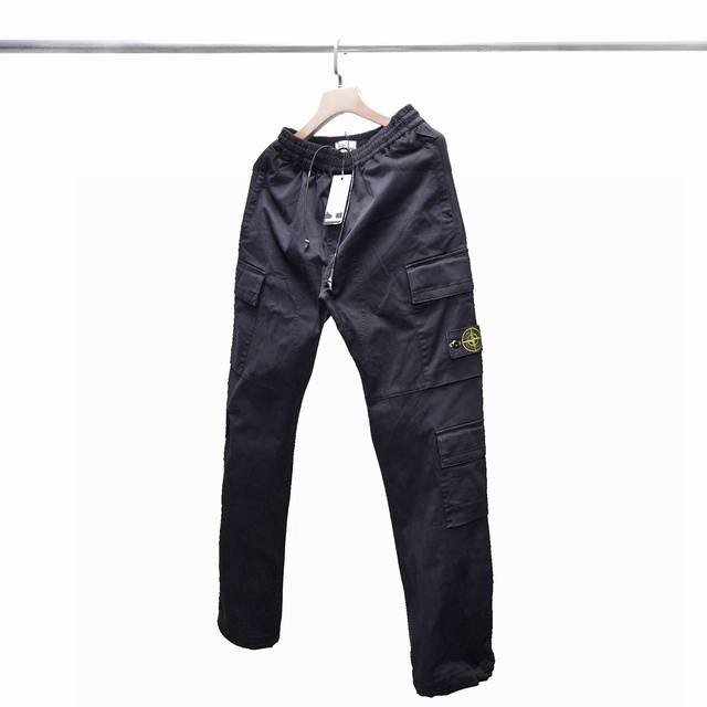 Stone Island 经典抽绳成衣染色水洗四袋工装长裤 一件兼具做旧质感与工装潮流感的长裤，宽松版型适配多种身形，日常出街、通勤都能穿！ 核心面料：采用33