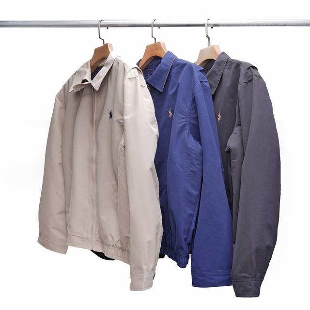 Polo Ralph Lauren 纯色翻领拉链防风夹克 一件兼具经典格调与实用防风性的翻领夹克，日常通勤与休闲场景都适配，轻松穿出美式休闲感！ 核心面料：采用