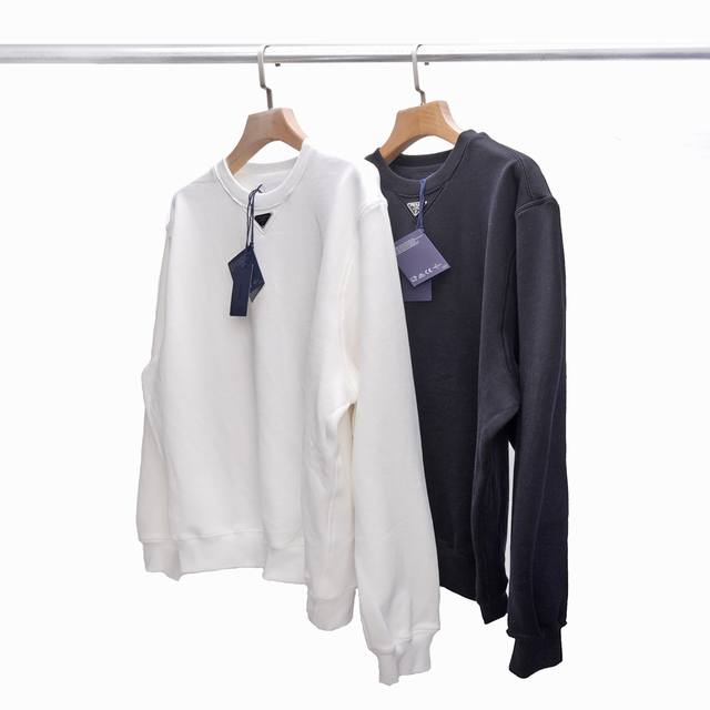 Pra Fw男女圆领卫衣 一件兼顾宽松舒适与细节质感的男女款卫衣，日常穿搭百搭不挑人，轻松适配休闲场景！ 核心面料：采用订做420G全棉大毛圈水洗布，质感厚实亲