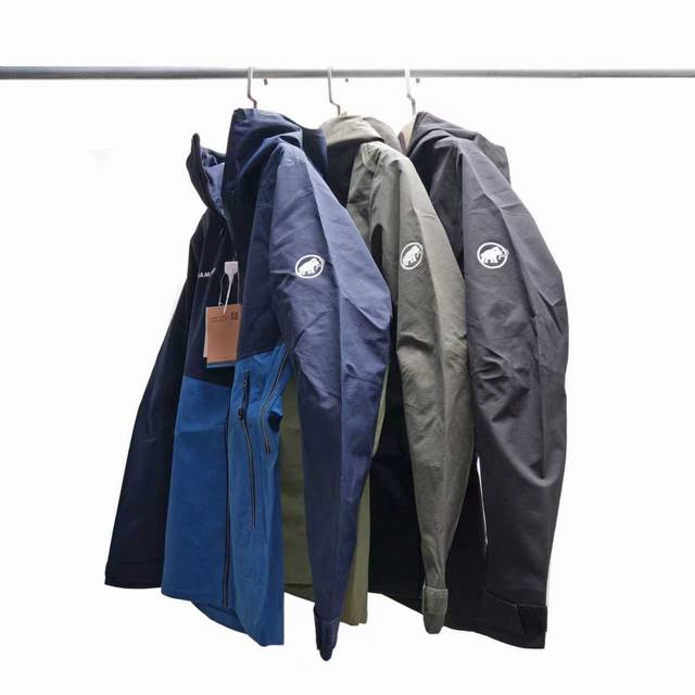 Mammut Alto Guide Hs 连帽冲锋衣 一件兼具专业户外防护与高还原质感的冲锋衣，售后有保障，轻松应对复杂户外场景与日常通勤！ 核心面料：面料、压