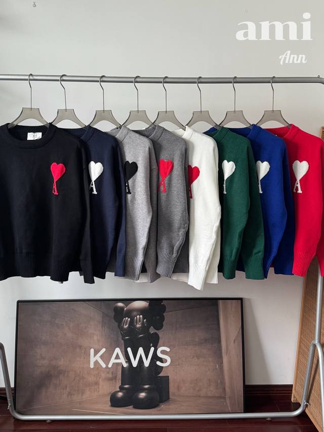 Ami Paris 爱心提花羊毛混纺圆领毛衣 男女同款 一件兼具有机棉羊毛柔软感与经典爱心标识的无性别毛衣，多色多爱心款式可选，秋冬穿既显活力又百搭！ 核心面料