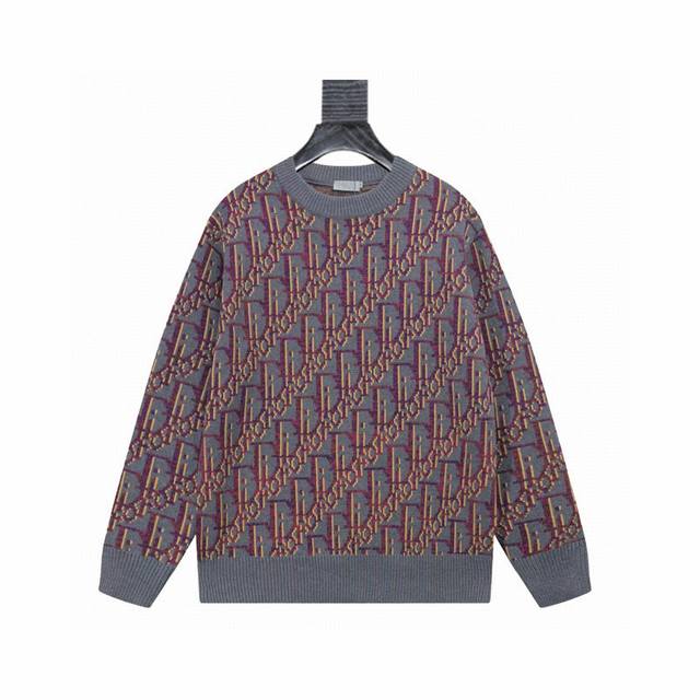 迪奥 Dior 满印Logo圆领提花针织毛衣 1. 标识元素：通体覆盖Dior经典的“Cd”字母提花 品牌标志性老花变体 ，以重复排列的方式形成满印纹理，强化品