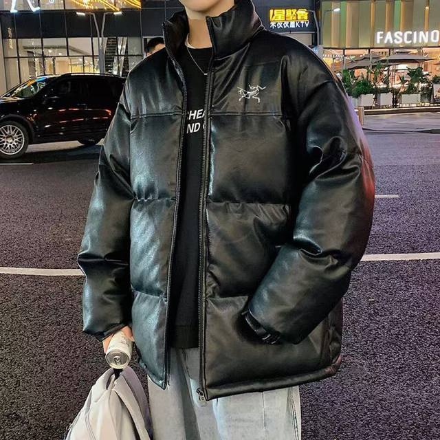 始祖鸟 秋冬新款皮衣 棉服情侣立领皮衣外套潮流百搭皮质立领羽绒棉服 Ins小红书爆款！ 采用人造皮革Pu 材质A 6，耐磨性强 。 可以水洗还容易保养 整身30