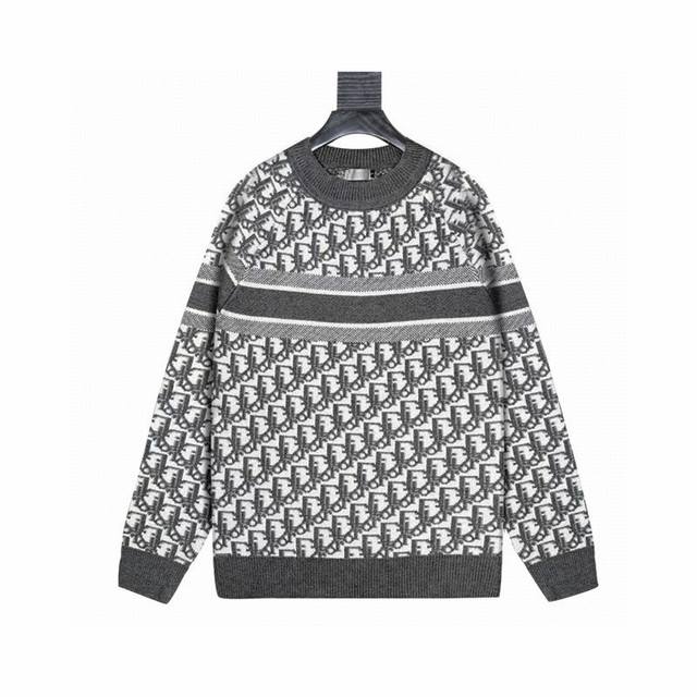 Dior 迪奥彩色字母提花针织毛衣。 材质方面材质为绵羊毛混纺 羊绒混纺面料， 1. 工艺细节：采用进口12针提花设备织造，彩色字母图案对位精准、纹理清晰，无跳