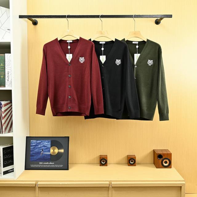 上新， 款号X2598 Kenzo高田贤三25S秋款上新男士V领针织开衫毛衣！ 外贸公司定制针织开衫毛衣，性价比极其高。Kenzo 新款男装针织开衫外套，贸易公