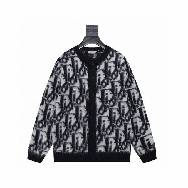 Dior 迪奥开衫毛衣采用马海毛混纺面料 手感蓬松柔软，自带轻量的“毛绒感”； 保暖性较好，同时兼顾一定的透气性； 经过洗水、抓毛等工艺处理后，质感会更丰盈。