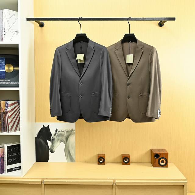 上新， 款号X2597 Tom Ford 25S秋冬新品防麂皮绒高级时装单西外套！ 汤姆 福特钟情于质感西装，都市休闲西装外套！ 设计帅Tom Ford 于20