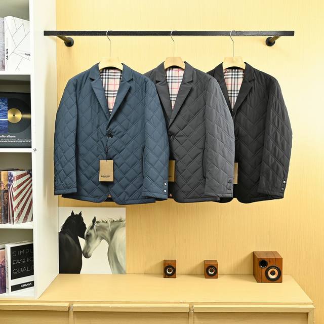 上新， 款号X2595 巴宝莉25S秋冬经典款菱形格男士商务休闲单西棉服外套！ 贸易公司渠道货！专柜主推，三标齐全！ 巴宝莉加棉款西装，面料采用精纺锦氨弹力材质