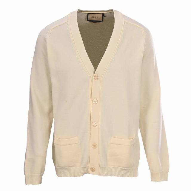 Gucci 古驰Guc 纯色针织开衫毛衣 Gu*Ci Fw秋冬新款 舒适针织长袖毛衣开衫 简单设计款式 后领处品牌Logo毛织标签 刻字纽扣开合门襟 下摆贴布对