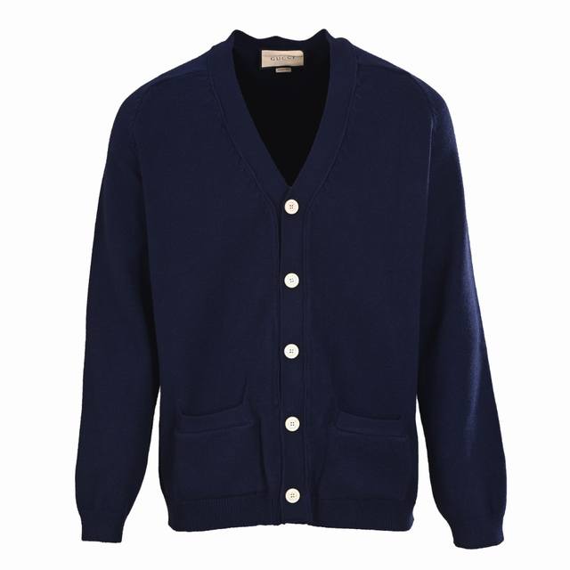 Gucci 古驰Guc 纯色针织开衫毛衣 Gu*Ci Fw秋冬新款 舒适针织长袖毛衣开衫 简单设计款式 后领处品牌Logo毛织标签 刻字纽扣开合门襟 下摆贴布对