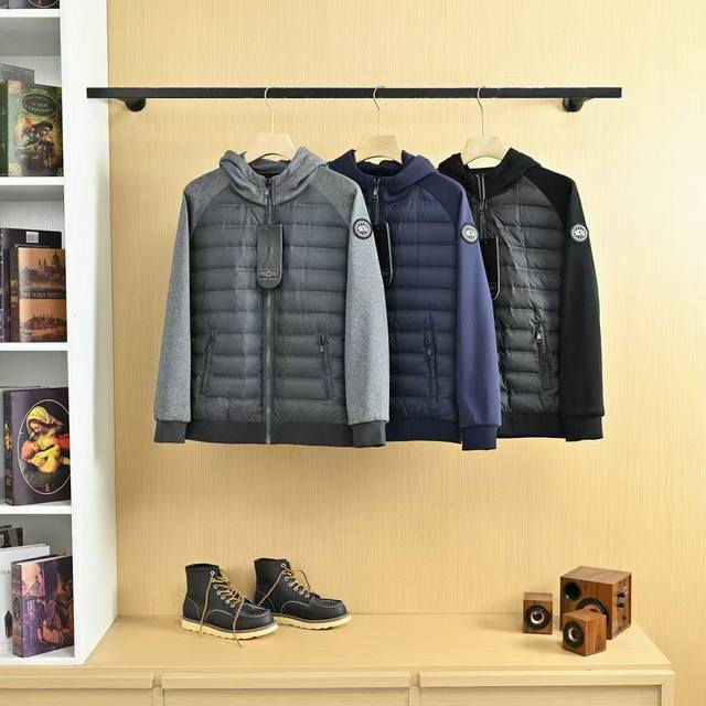 上新 款号X2594 法国大鹅25S冬季羽绒服。 经典再现男士拼接插肩袖连帽羽绒服 ！ 极简个性款设计，超强御寒性能，情侣款必入高端羽绒服外套！ 90%白鹅绒填