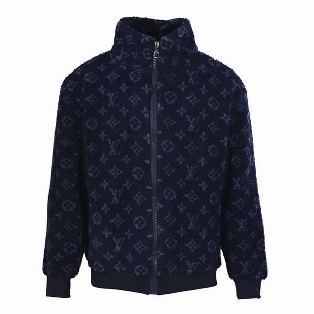 Louis Vuitton 路易威登Lv 满印三花泰迪绒夹克外套 2以毛绒质感的泰迪绒 或羊羔毛 为主体，混纺材质 常见含聚酯纤维、腈纶，部分款式含羊毛 ，触感