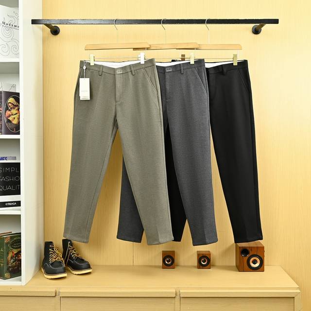 上新, 款号X2592 古驰Gucci25S 秋冬季磨毛经典畅销 时装系列,男士商务休闲磨毛呢西裤！ 古驰家最擅长的西裤如火纯情的裤型剪裁，完美合身的穿着感对裤