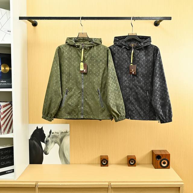 上新， 款号X2589 Lv 路易威登25S秋季新款满印老花外套！ 休闲情侣连帽夹克冲锋衣外套，官网同步，定制定织定染高密度印花工艺防水抗风，柔软的内衬胆布上身