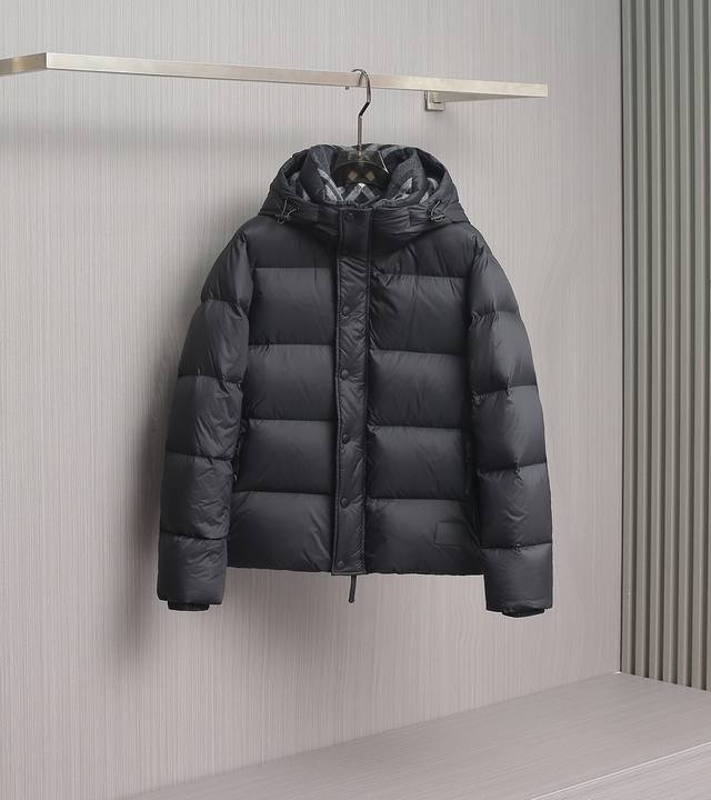 供 顶级版本 Burberry巴宝莉2025秋冬新款原单男士连帽羽绒服夹克外套 配专柜防尘袋 得物爆款 渠道货高版本 高端定制爆款袖子立体品牌字母Logo微章设