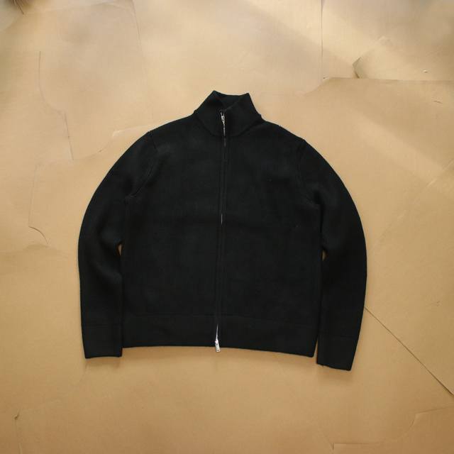 马吉拉Masion Margiela螺纹针织拉链毛衣开衫 24Fw热门经典款，符合当下Archive调性 整件选用了85棉10羊绒5氨纶为原料，1*1双层加厚螺