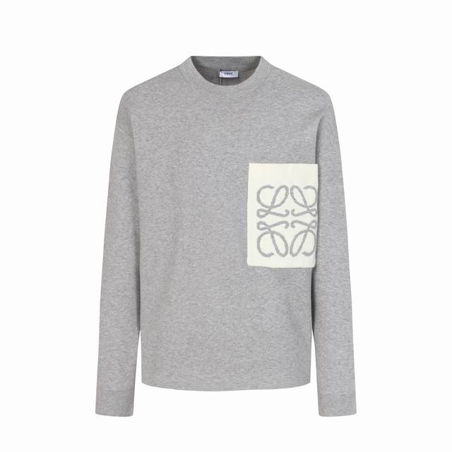 Loewe罗意威 Fw25 宽松圆领棉质混纺 Anagram 口袋长袖针织衫 男女款 Size：S M L 颜色：米黄色 灰色 中克重棉质混纺毛衣，胸前贴袋饰有