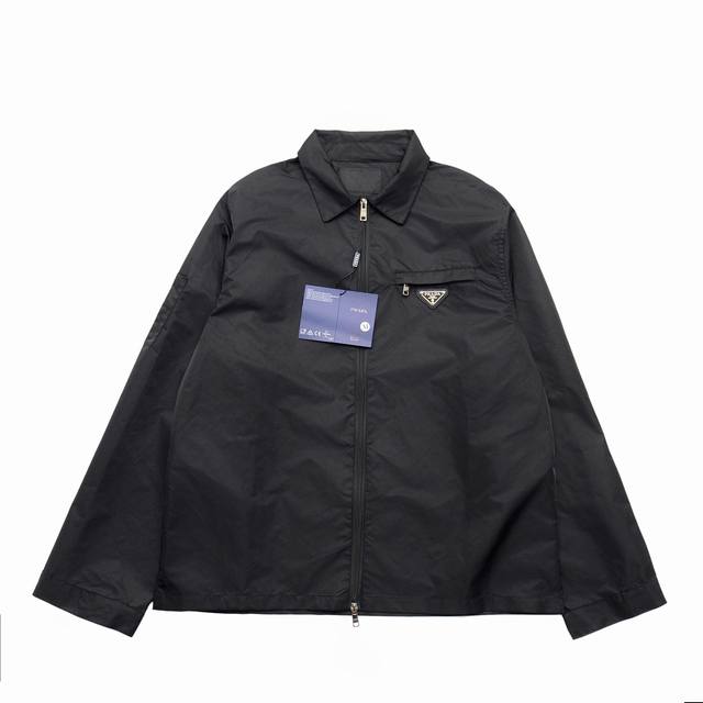 顶级版本 Prada 普拉达24Ss秋季新款翻领薄款夹克外套 官网同步有售，经典金属三角标+定制普家纽扣，面料高级感拉满，做工精细看得到！！经典再生尼龙面料，防