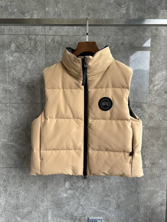 2267Wb Grandview 黑标女短款马甲。 选用 Arctic Tech 再生面料，配备可收束下摆，兼具利落造型与储物功能。 颜色: 米黄色。 Size