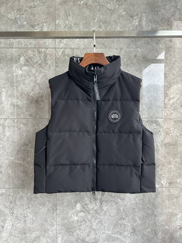 2267Wb Grandview 黑标女短款马甲。 选用 Arctic Tech 再生面料，配备可收束下摆，兼具利落造型与储物功能。 颜色: 黑色。 Size: