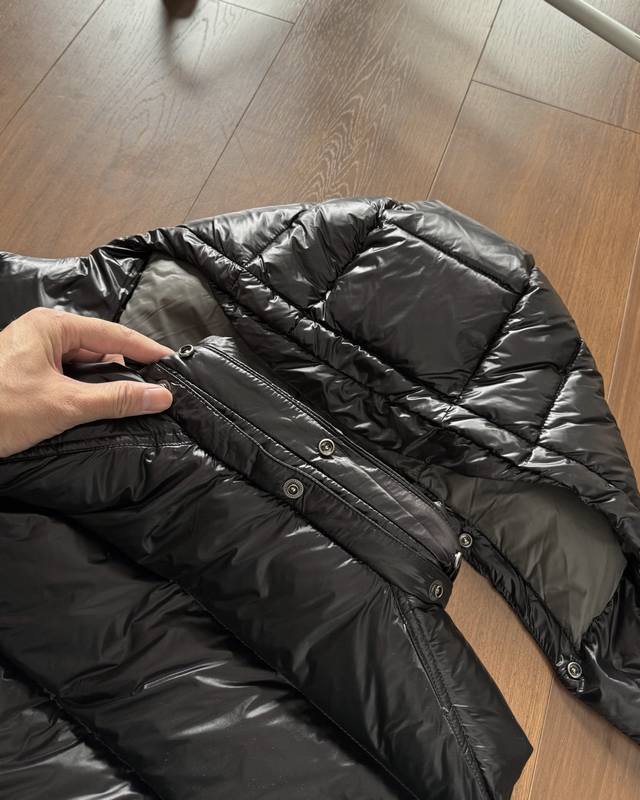 细节图主图 品质马甲 蒙口 盟可睐单色保暖冬款Tibb经典 蒙口羽绒连帽马甲 Tib的设计灵感来自于 8年代的标志性外套，它得以重新演绎，渗入了现代和动感的元素