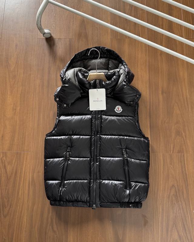 主图 品质马甲 蒙口 盟可睐单色保暖冬款Tibb经典 蒙口羽绒连帽马甲 Tib的设计灵感来自于 8年代的标志性外套，它得以重新演绎，渗入了现代和动感的元素。这款