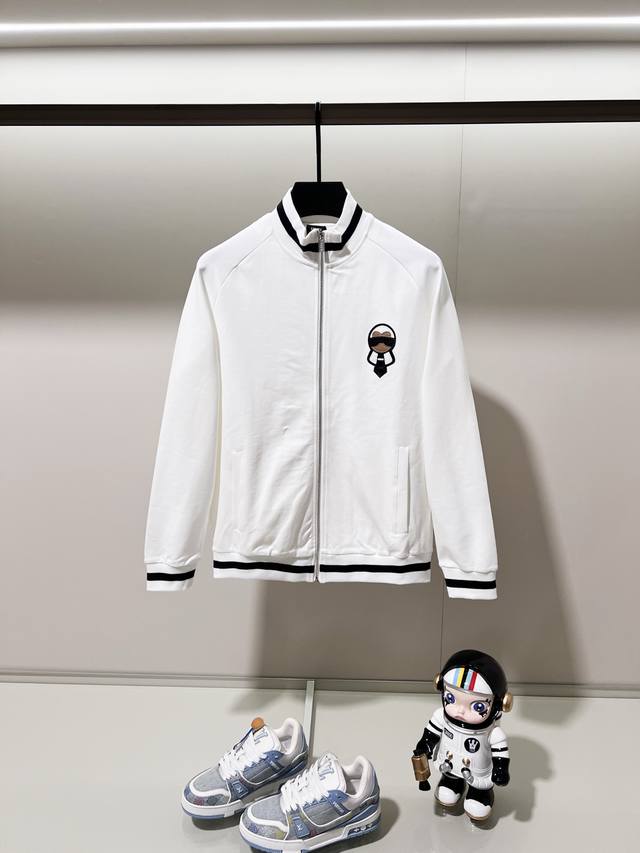 Fendi 芬迪 定制面料套装立领外套 经典皮革刺绣老佛爷Logo标识工艺 官方同步 高版本 高品质 时尚个性 百搭潮流 纯原品质 原版面料 吊牌 领标 水洗麦